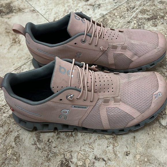 EUC On Running Women's size 8.5 Cloud 5 Waterproof Triple pink Running Shoes - Picture 4 of 7